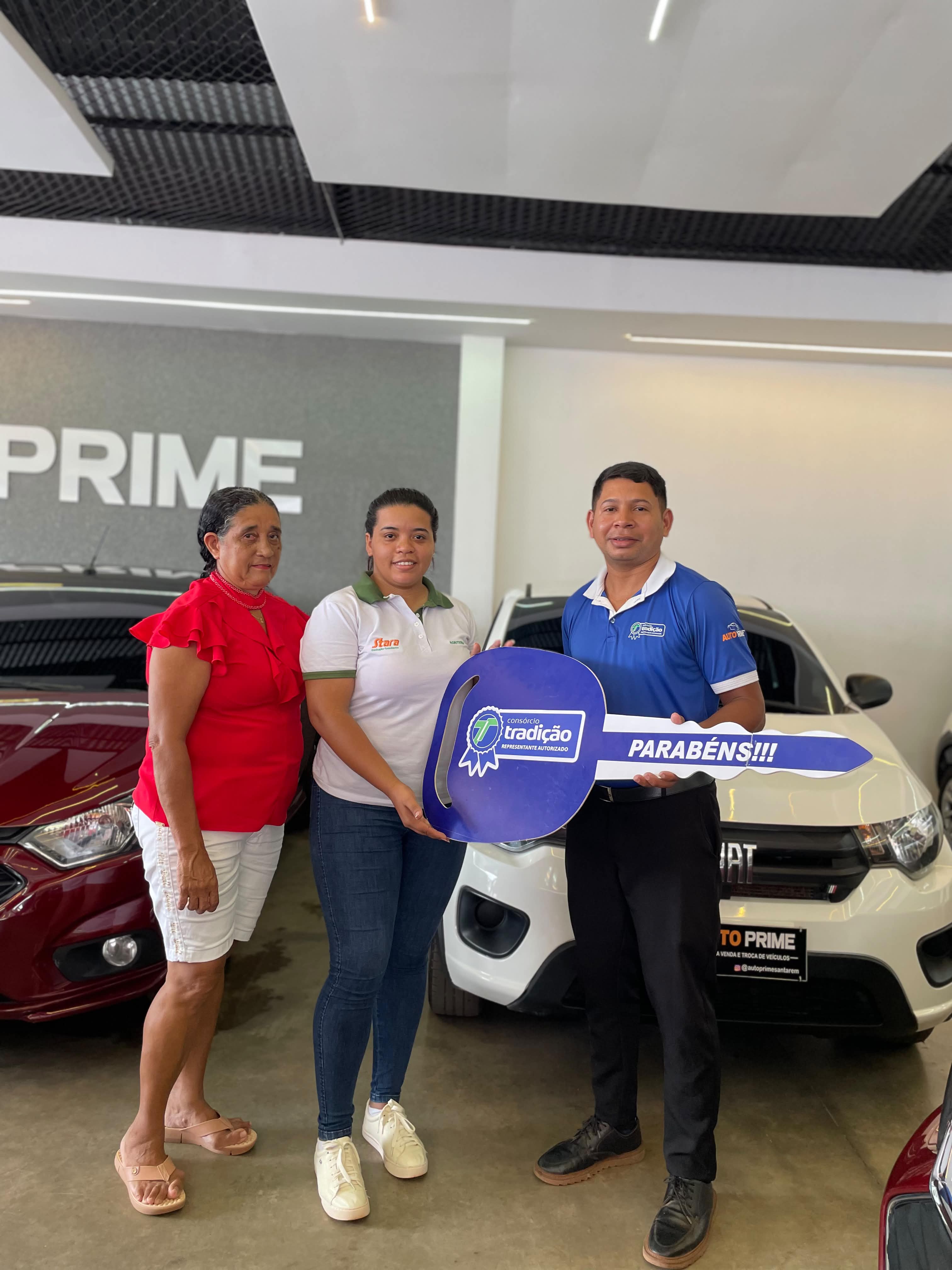 Cliente recebendo seu veículo na Auto Prime