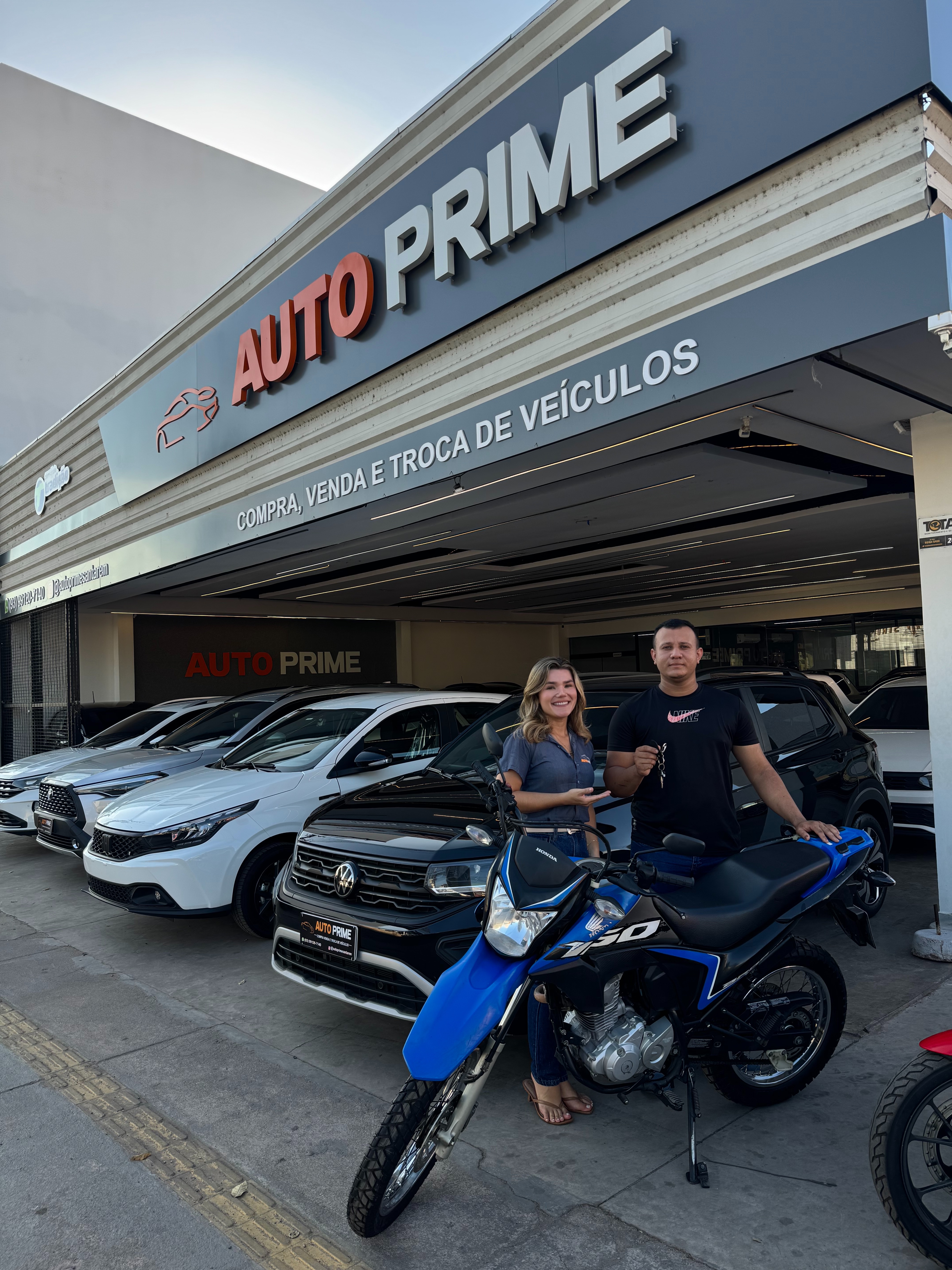 Cliente recebendo as chaves na Auto Prime