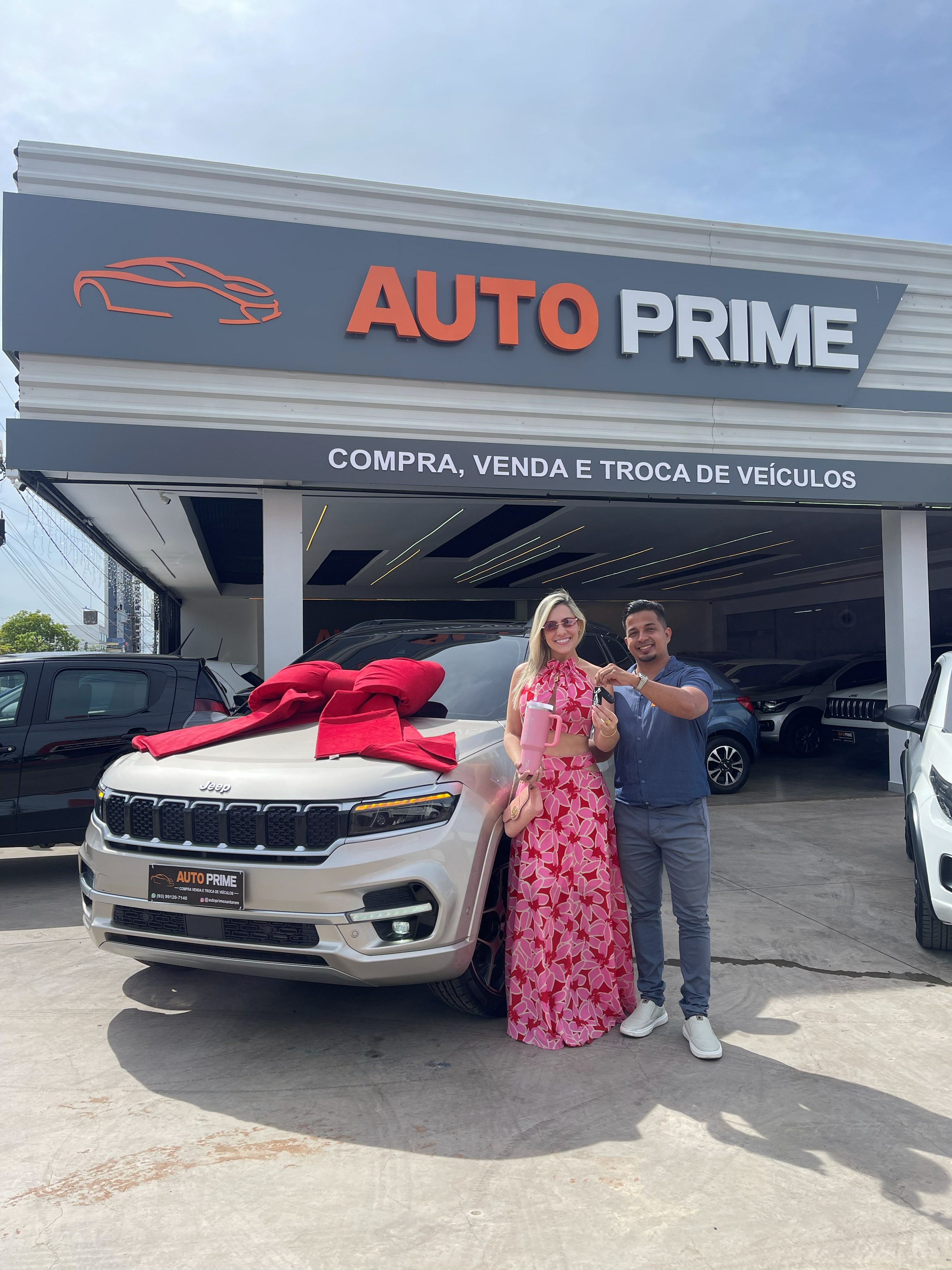 Cliente com sua conquista na Auto Prime