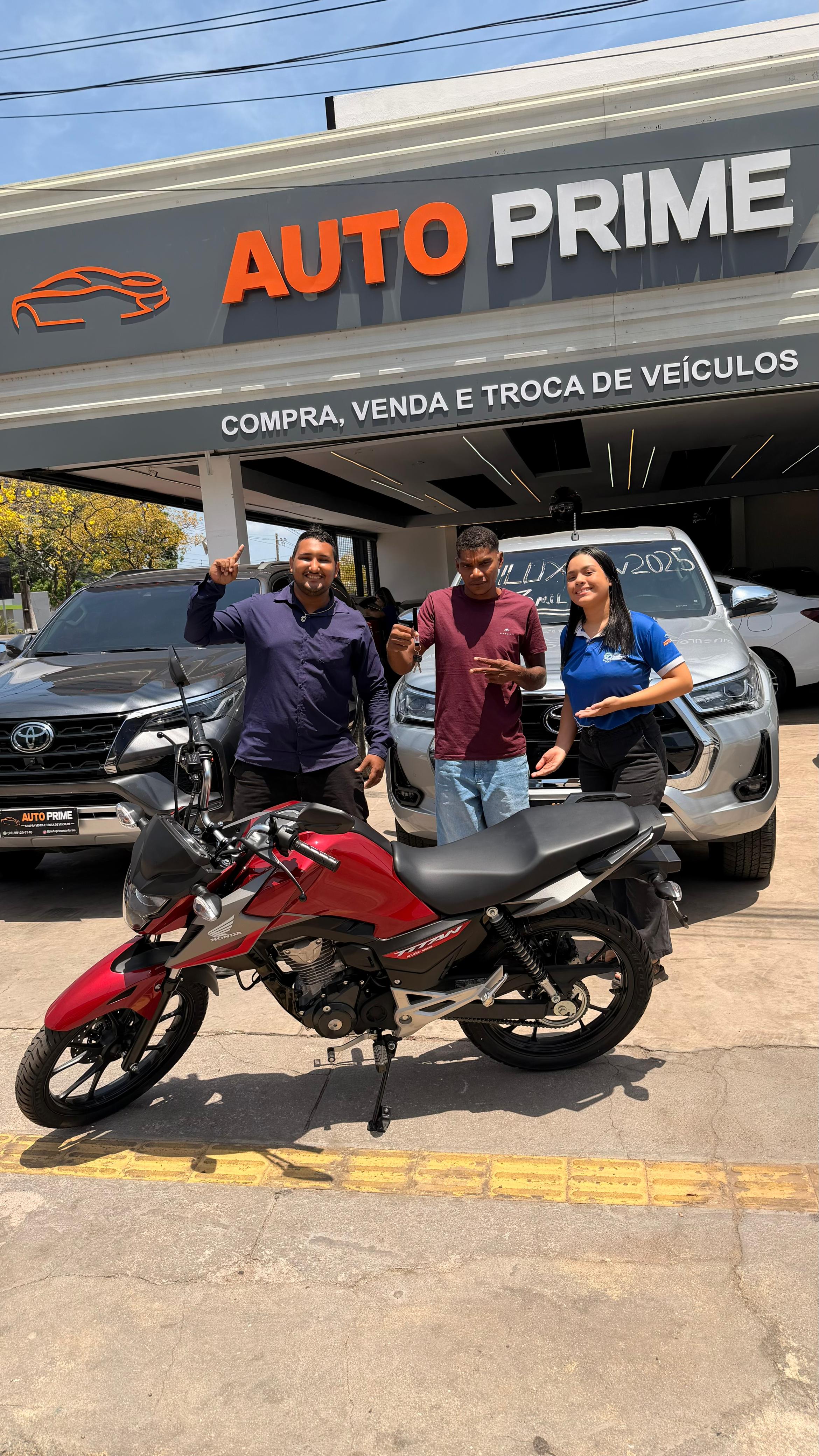 Cliente contemplado em frente à Auto Prime